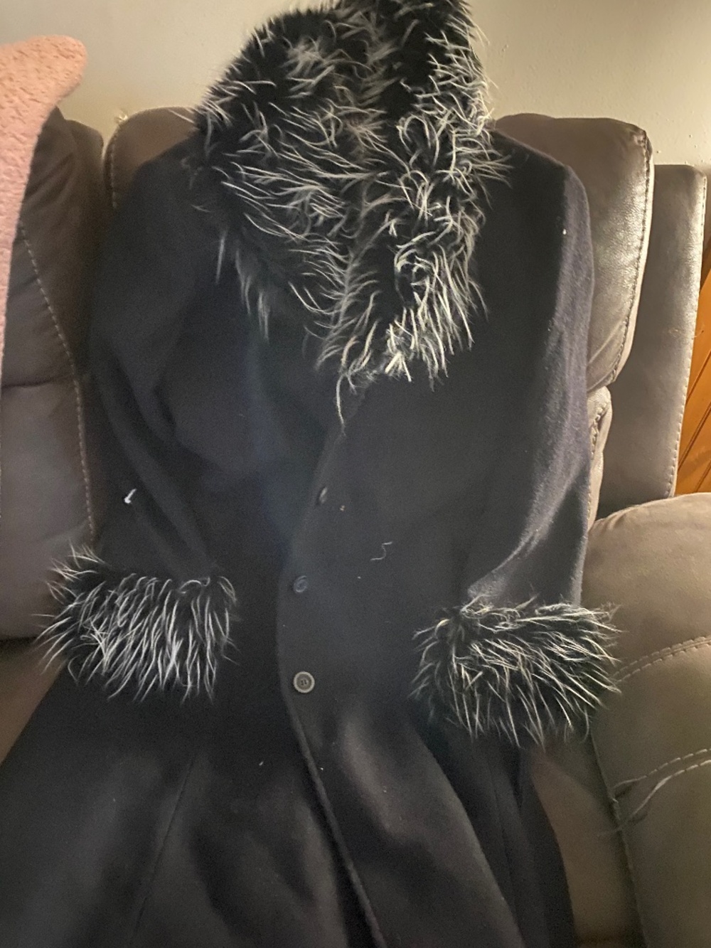 Long ladies winter coat with fluffy trim